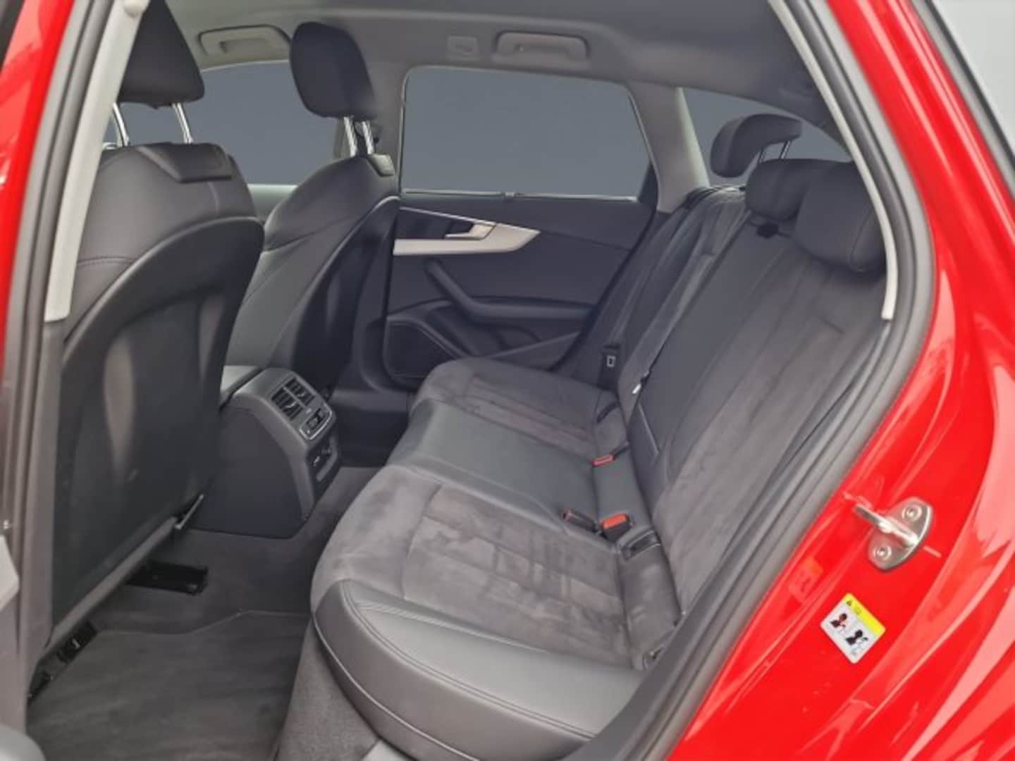 Bild über Audi A4 Avant S line 40 TFSI S tronic - für weitere Informationen kontaktieren Sie den Audi Partner