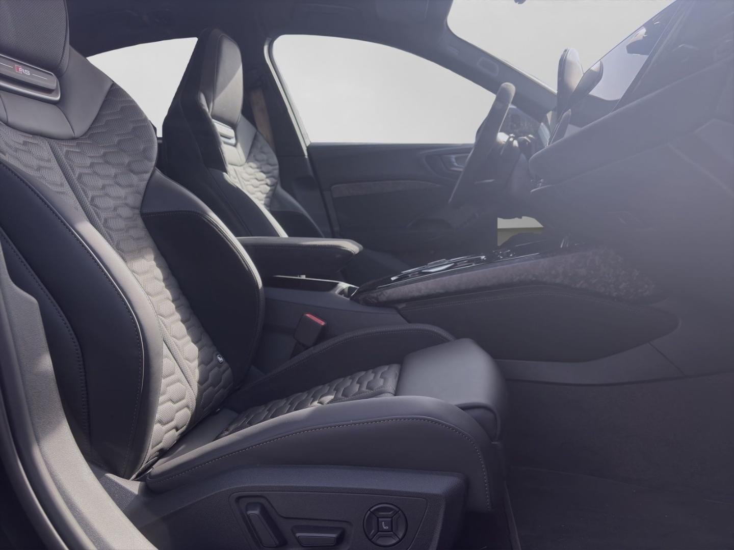 Bild über Audi RS 5 Limousine TFSI quattro 470 kW tiptronic - für weitere Informationen kontaktieren Sie den Audi Partner