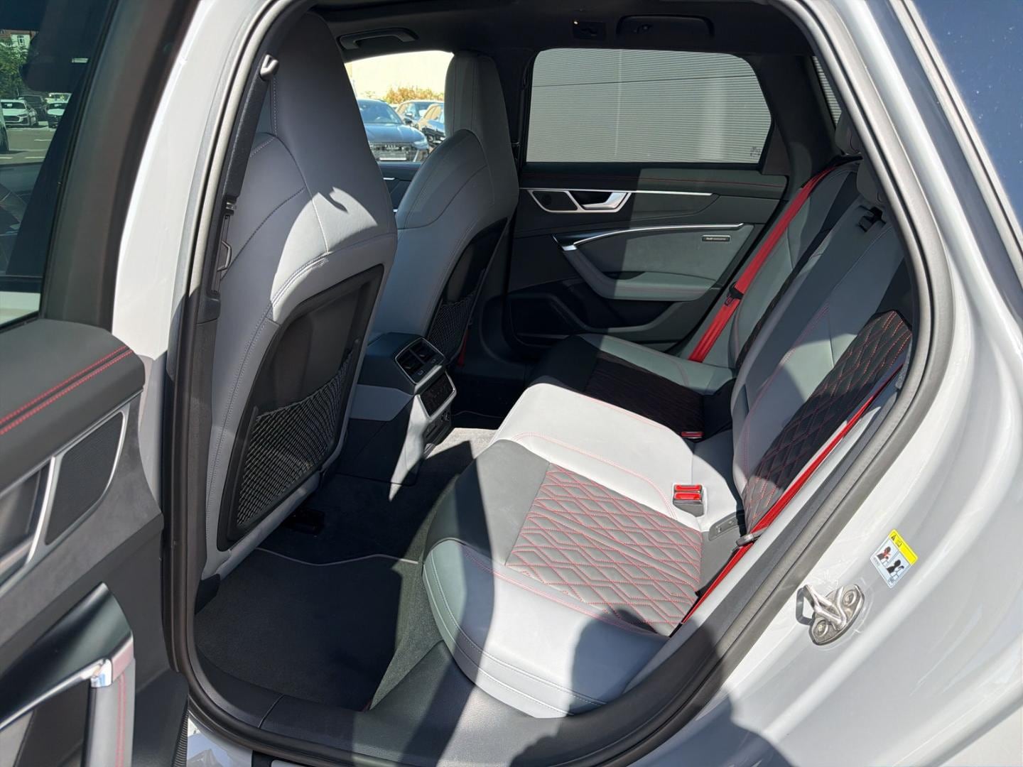 Bild über Audi S6 Avant TDI quattro tiptronic - für weitere Informationen kontaktieren Sie den Audi Partner
