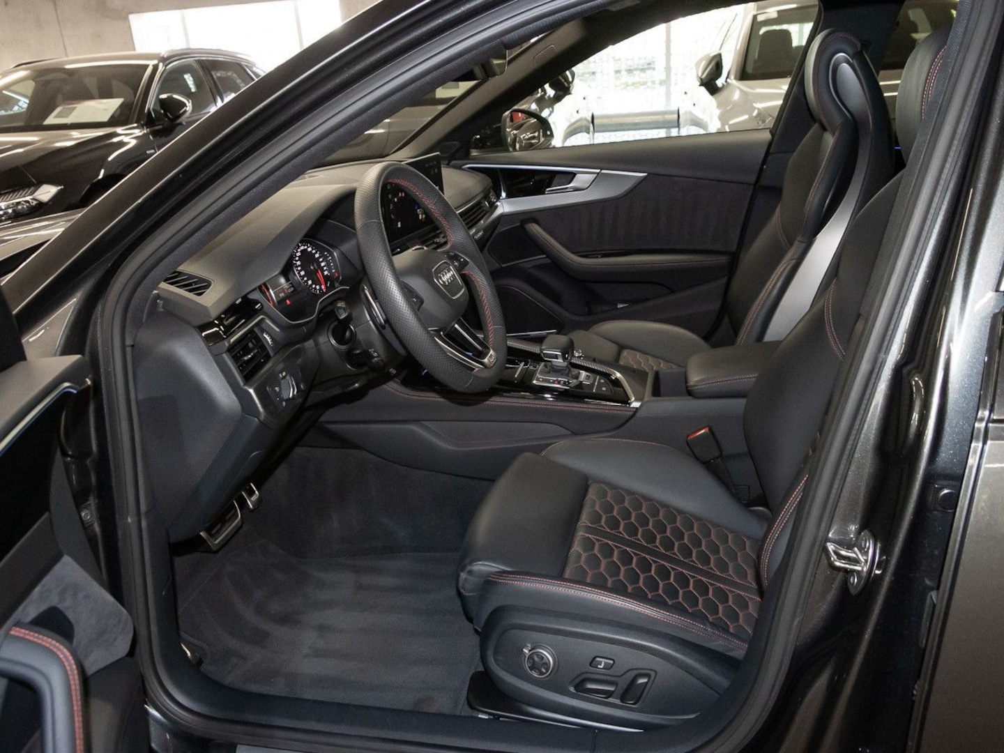 Bild über Audi RS 4 Avant TFSI quattro tiptronic - für weitere Informationen kontaktieren Sie den Audi Partner