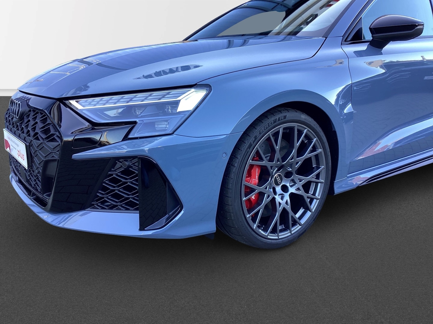 Bild über Audi RS 3 Limousine TFSI quattro S tronic - für weitere Informationen kontaktieren Sie den Audi Partner