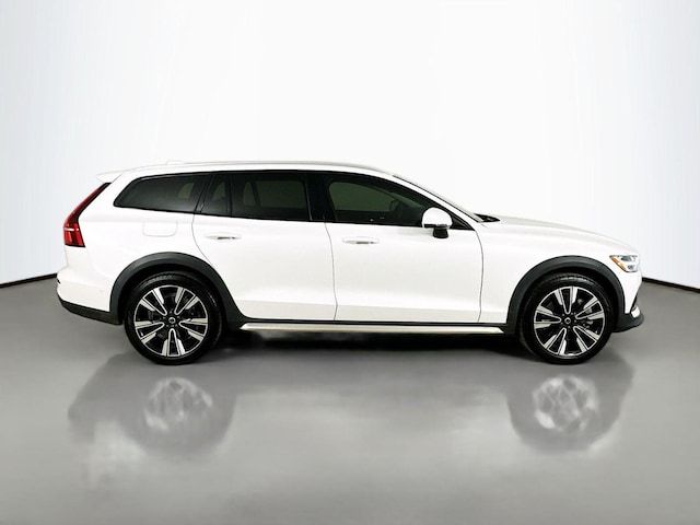 2023 Volvo V60 Cross Country