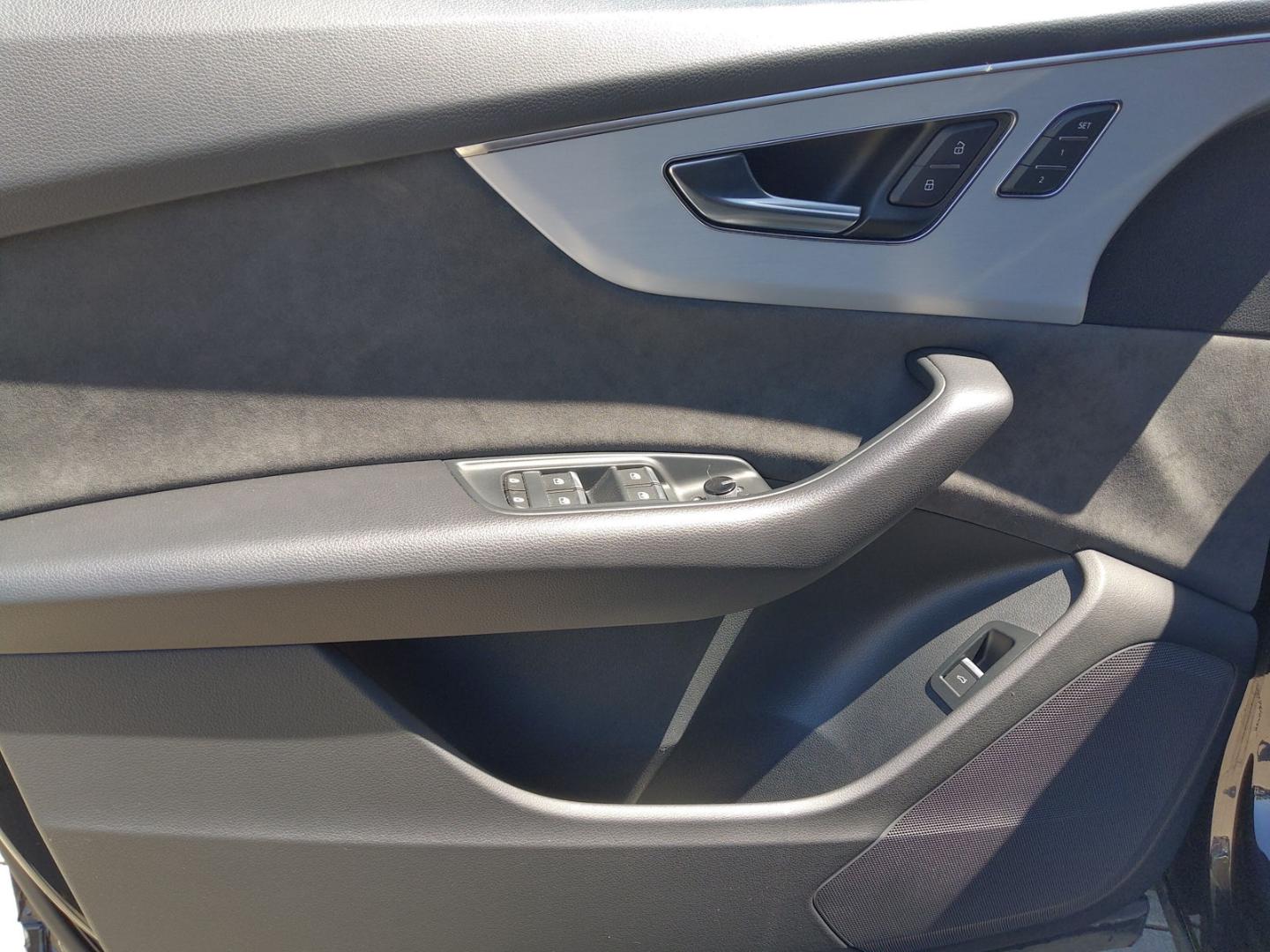 Image about Audi SQ8 TFSI quattro tiptronic