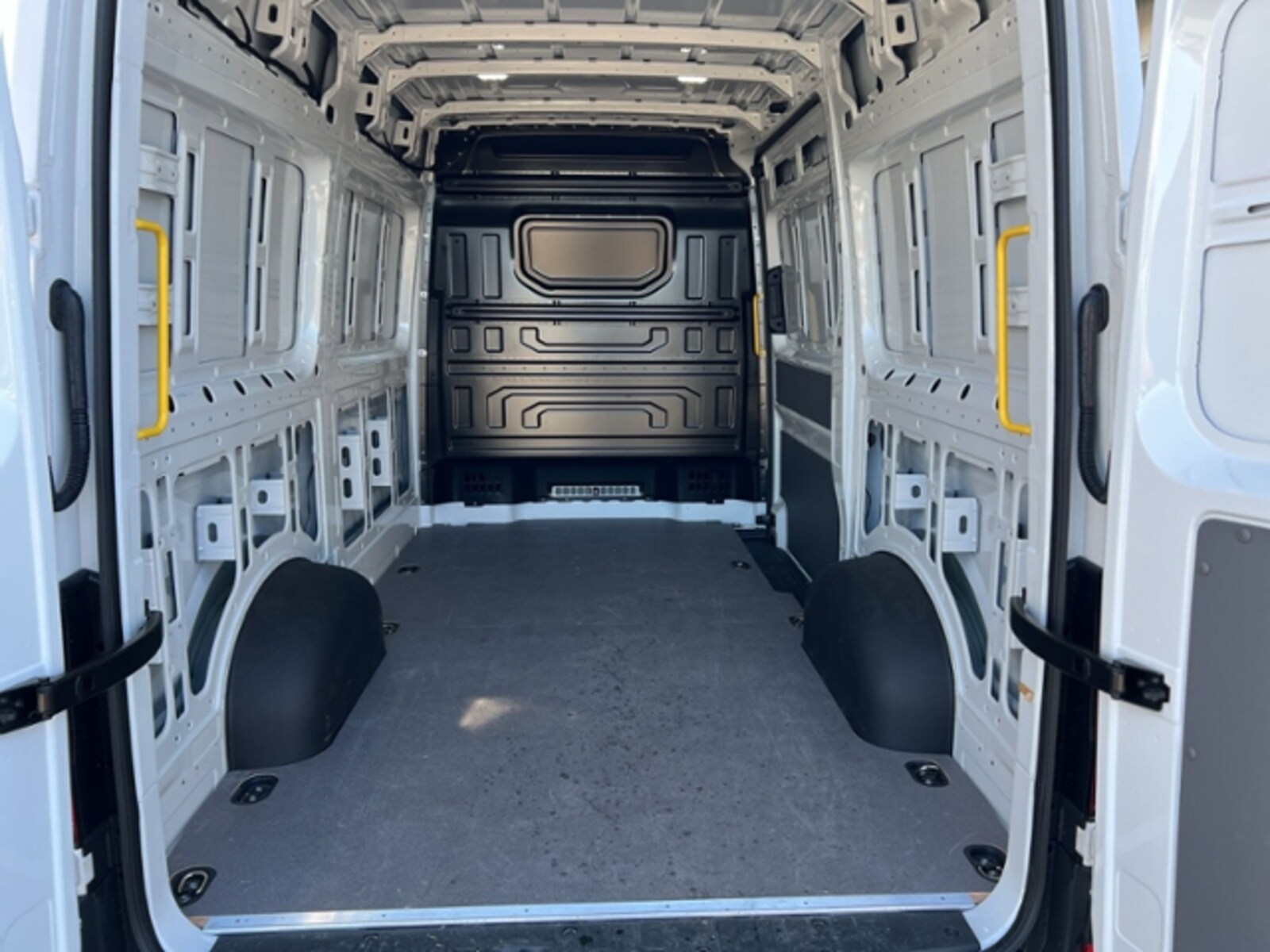 Volkswagen Crafter Kasten mittlerer Radstand – Bild 10