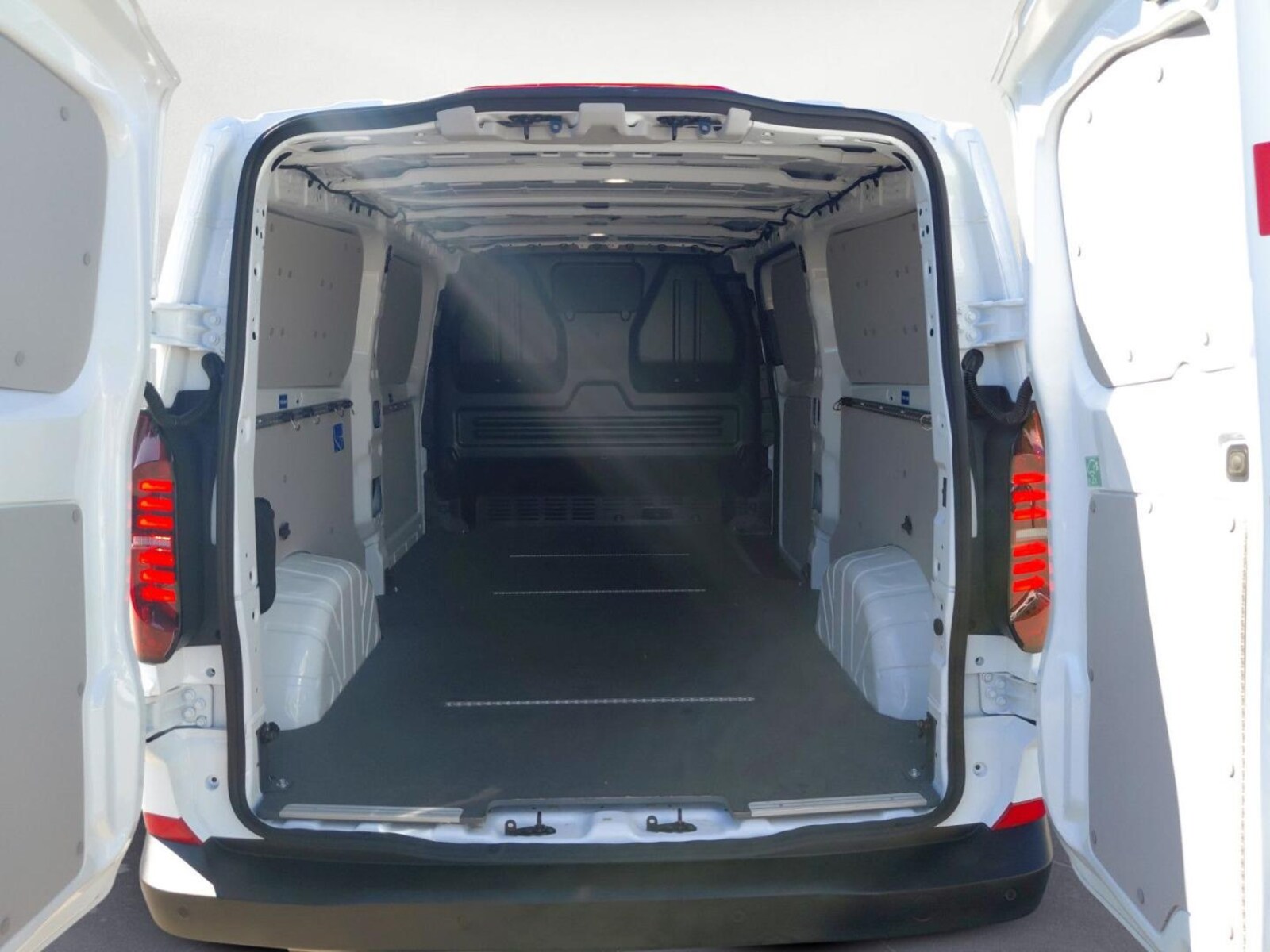 Volkswagen Transporter Kasten langer Radstand – Bild 9