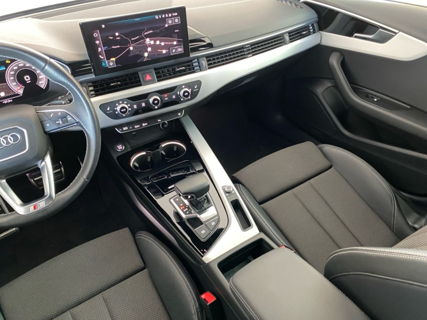 Bild über Audi A4 Avant S line 40 TFSI S tronic - für weitere Informationen kontaktieren Sie den Audi Partner