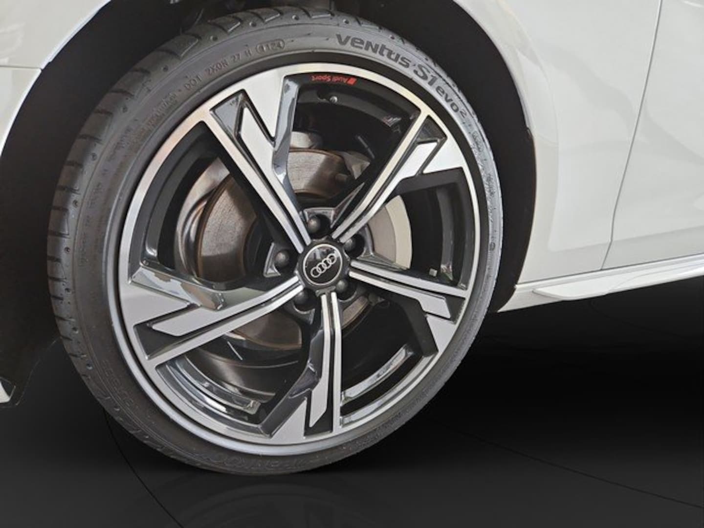Bild über Audi A4 Avant S line 40 TFSI S tronic - für weitere Informationen kontaktieren Sie den Audi Partner