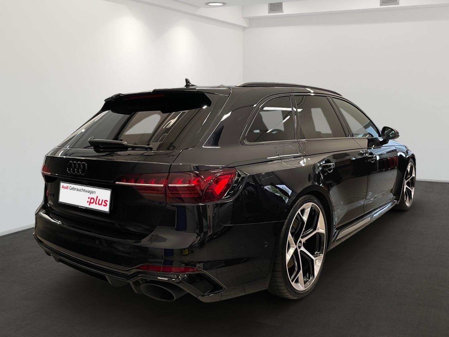 Bild über Audi RS 4 Avant TFSI quattro tiptronic - für weitere Informationen kontaktieren Sie den Audi Partner