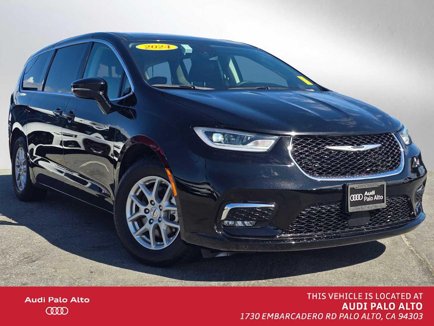 2024 Chrysler Pacifica Touring L's photo