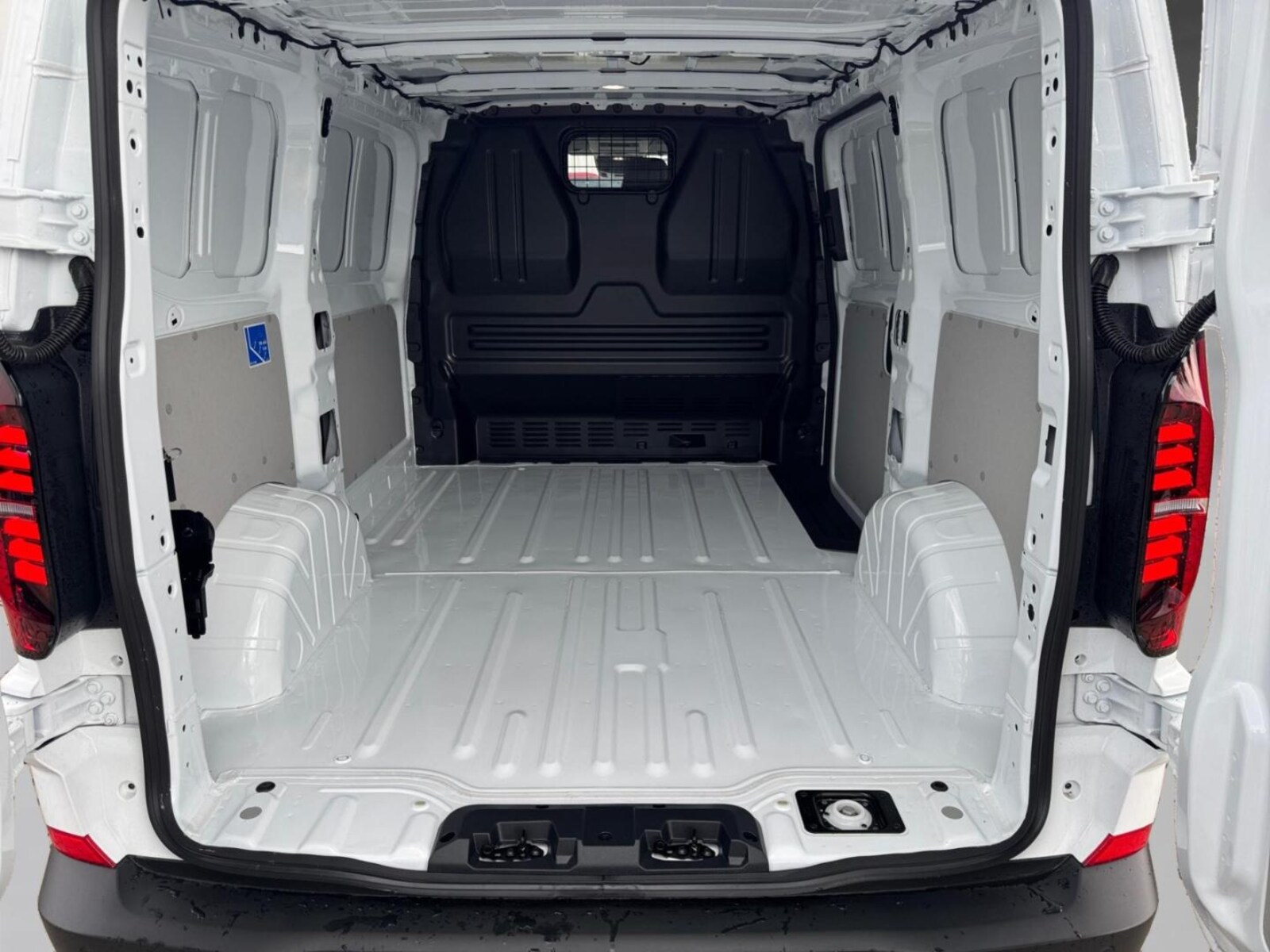 Volkswagen Transporter Kasten kurzer Radstand – Bild 3