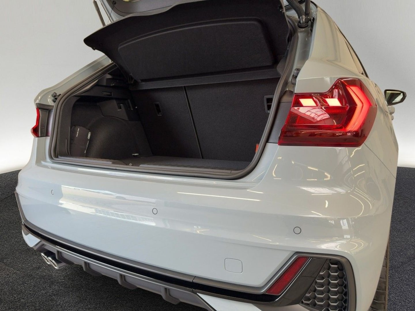 Bild über Audi A1 Sportback S line 40 TFSI S tronic - für weitere Informationen kontaktieren Sie den Audi Partner