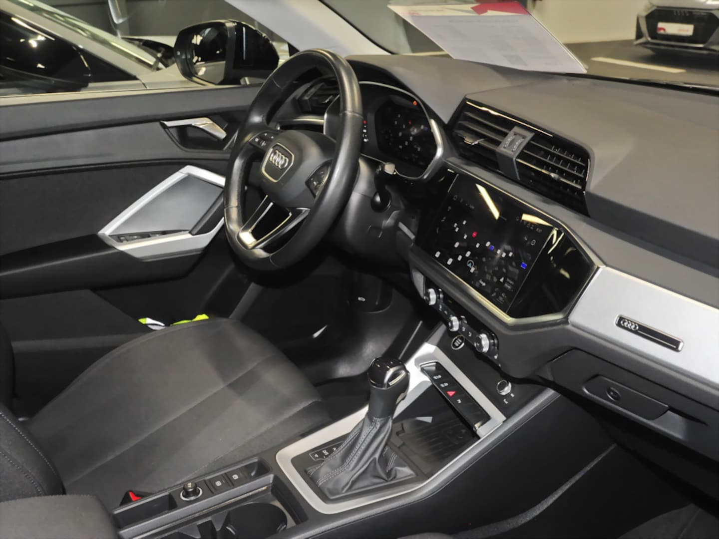 Bild über Audi Q3 35 TFSI S tronic - für weitere Informationen kontaktieren Sie den Audi Partner