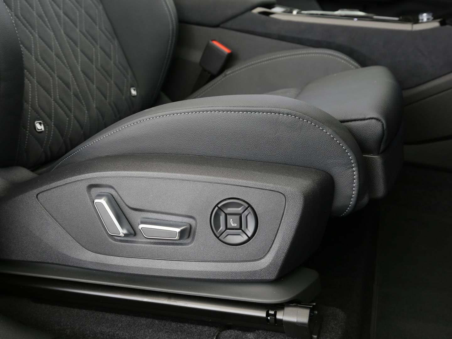 Bild über Audi Q6 SUV e-tron S line business e-tron quattro 315 kW - für weitere Informationen kontaktieren Sie den Audi Partner