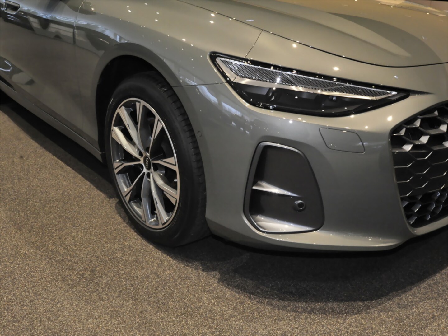 Bild über Audi A6 Avant TDI 150 kW S tronic - für weitere Informationen kontaktieren Sie den Audi Partner