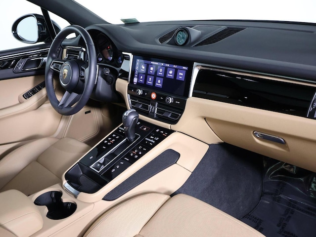 2026 Porsche Macan T - Photo 16