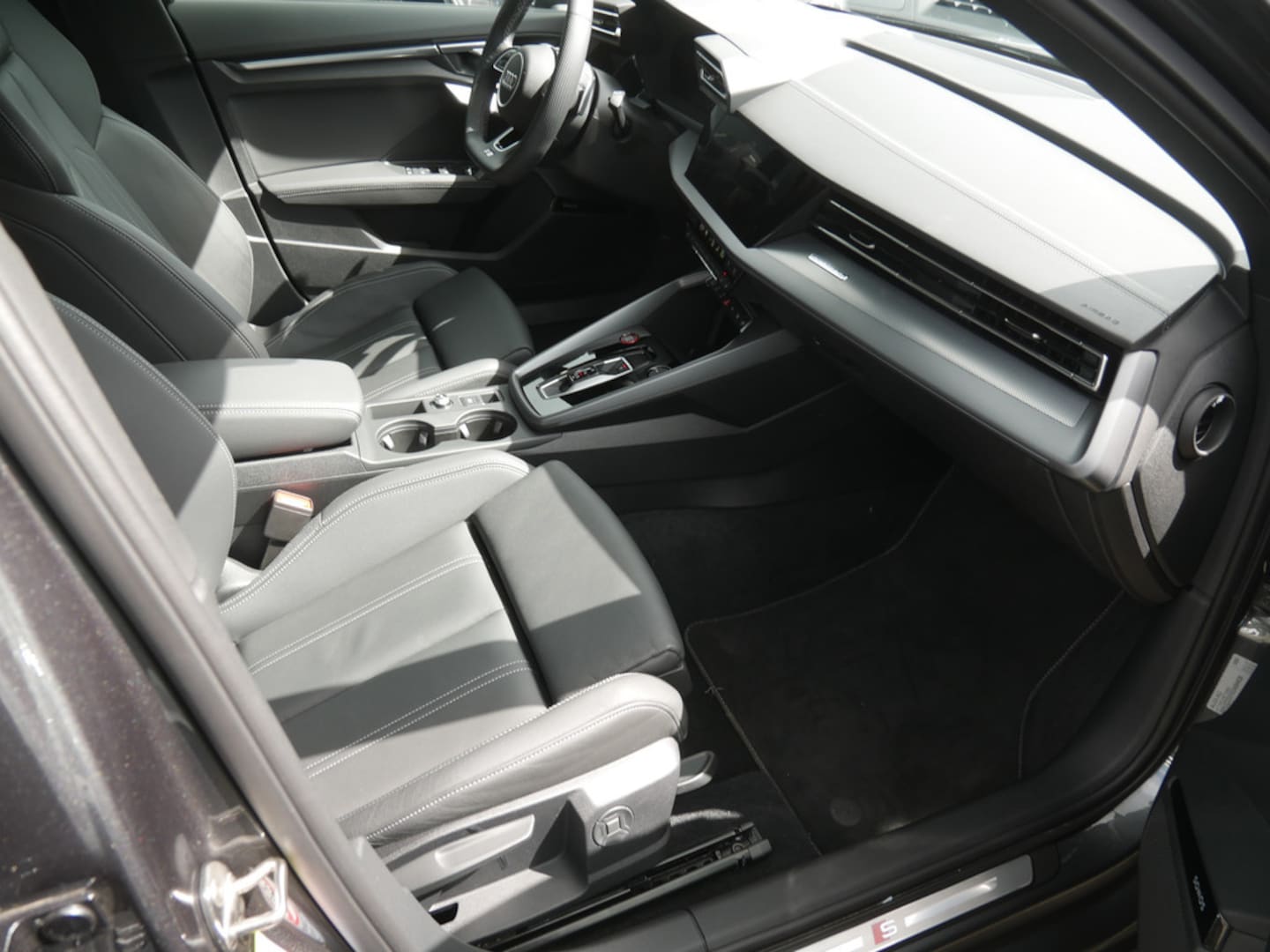 Bild über Audi S3 Sportback TFSI quattro S tronic - für weitere Informationen kontaktieren Sie den Audi Partner