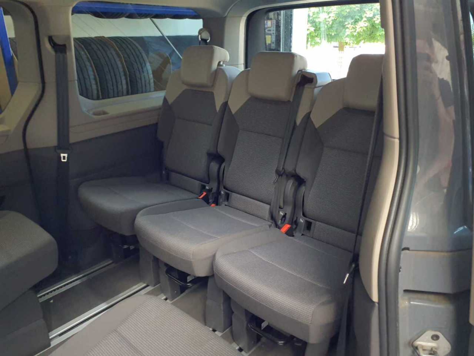 Volkswagen Multivan Langversion Basis-Modell