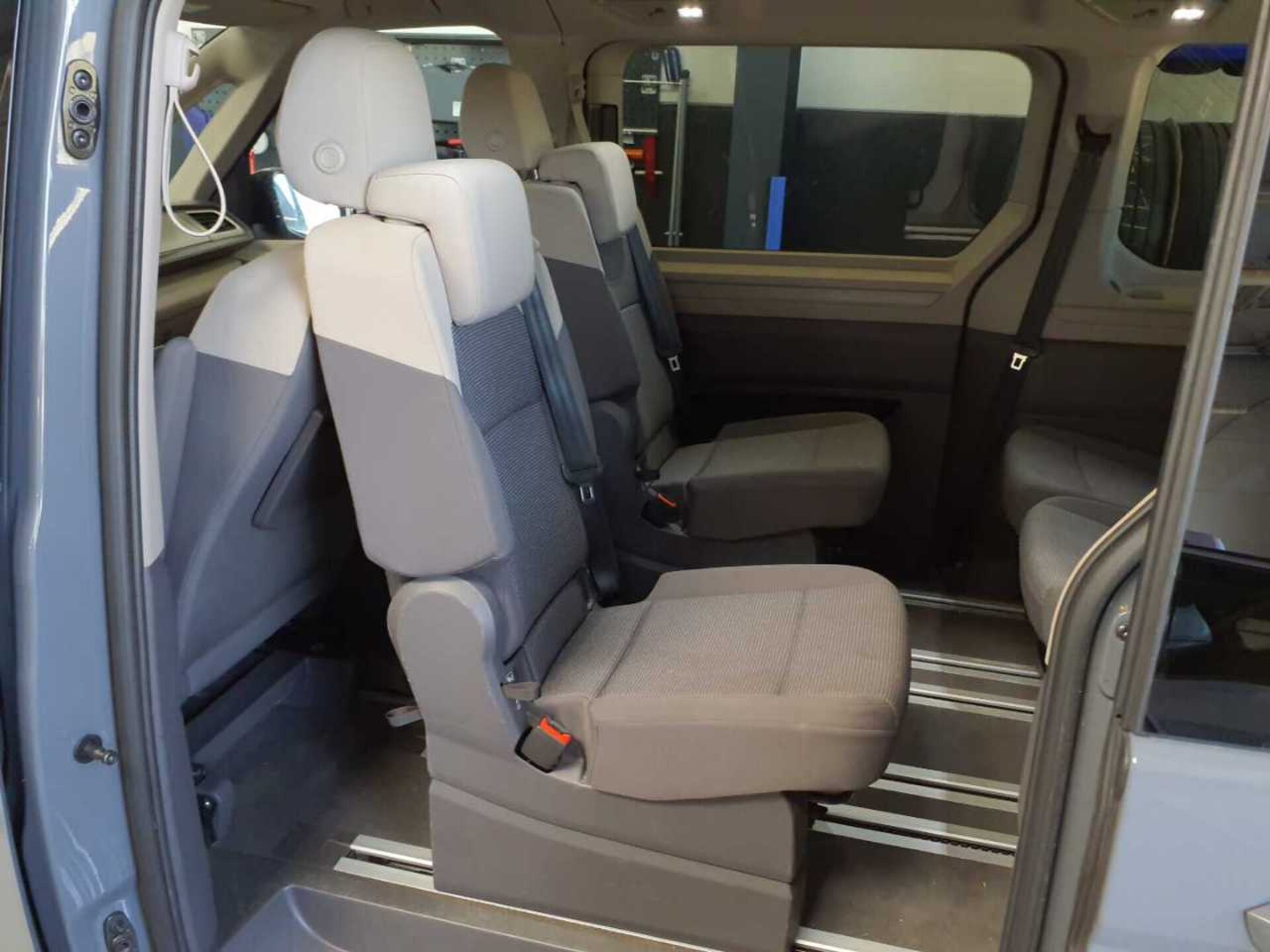 Volkswagen Multivan Langversion Basis-Modell