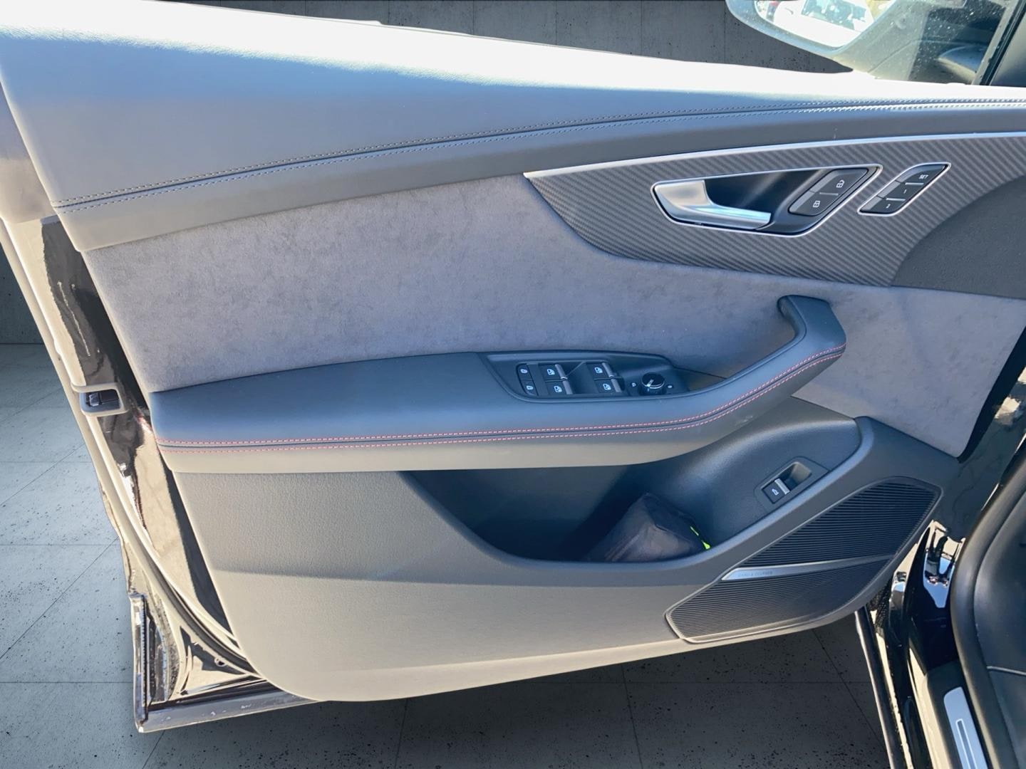 Bild über Audi RS Q8 SUV TFSI quattro 471 kW tiptronic - für weitere Informationen kontaktieren Sie den Audi Partner