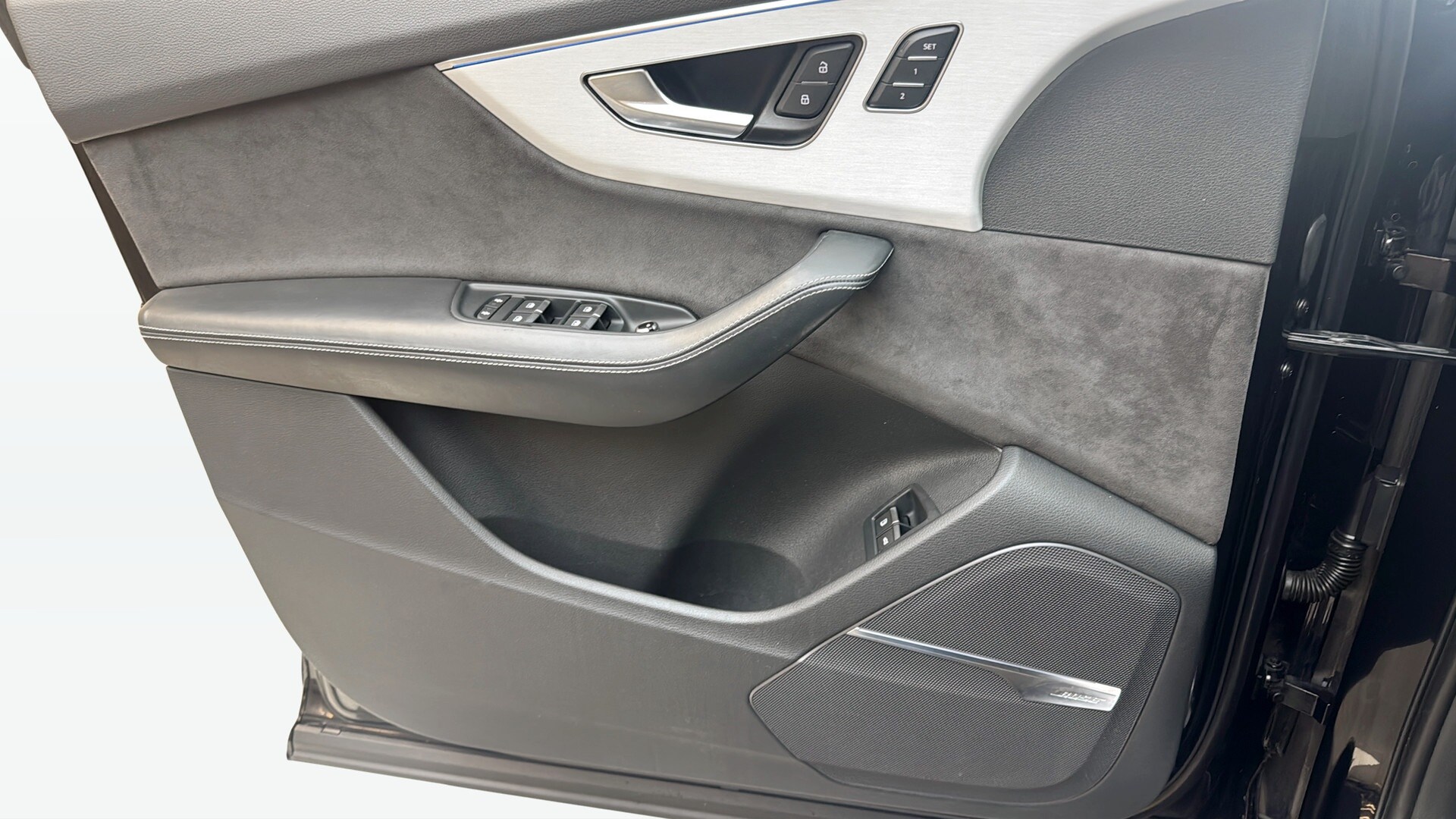 Bild som visar&nbsp;Audi Q7 TFSI e&nbsp;Q7 60 TFSI e quattro S line 456 hk tiptronic - för mer information kontakta din Audi Partner