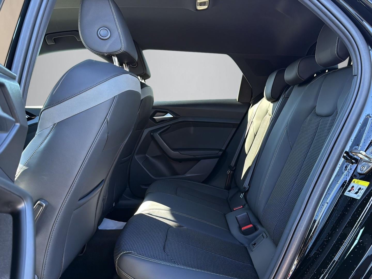 Bild über Audi A1 Sportback S line 30 TFSI S tronic - für weitere Informationen kontaktieren Sie den Audi Partner