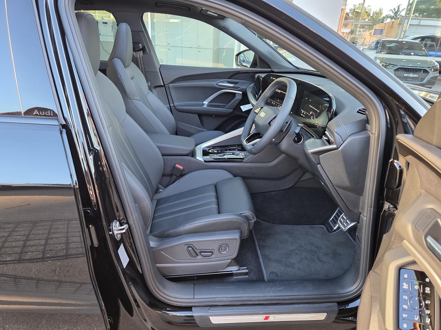 Image about Audi Q5 SUV e-hybrid quattro S tronic