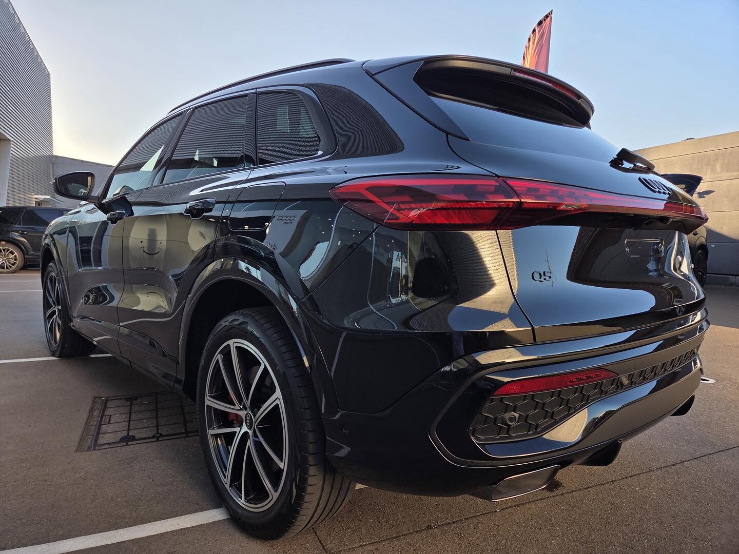 Image about Audi Q5 SUV e-hybrid quattro S tronic