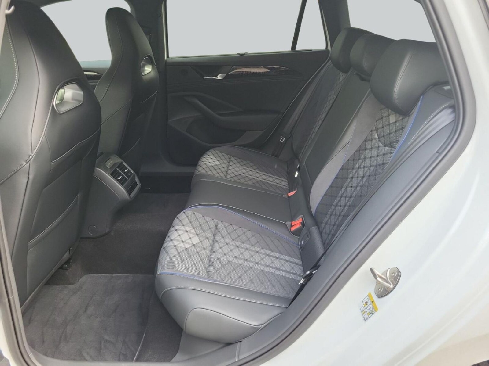 Volkswagen Passat – Bild 11