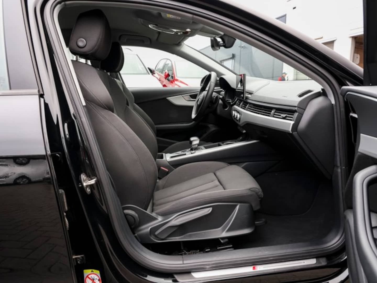 Bild über Audi A4 Avant S line 35 TFSI S tronic - für weitere Informationen kontaktieren Sie den Audi Partner