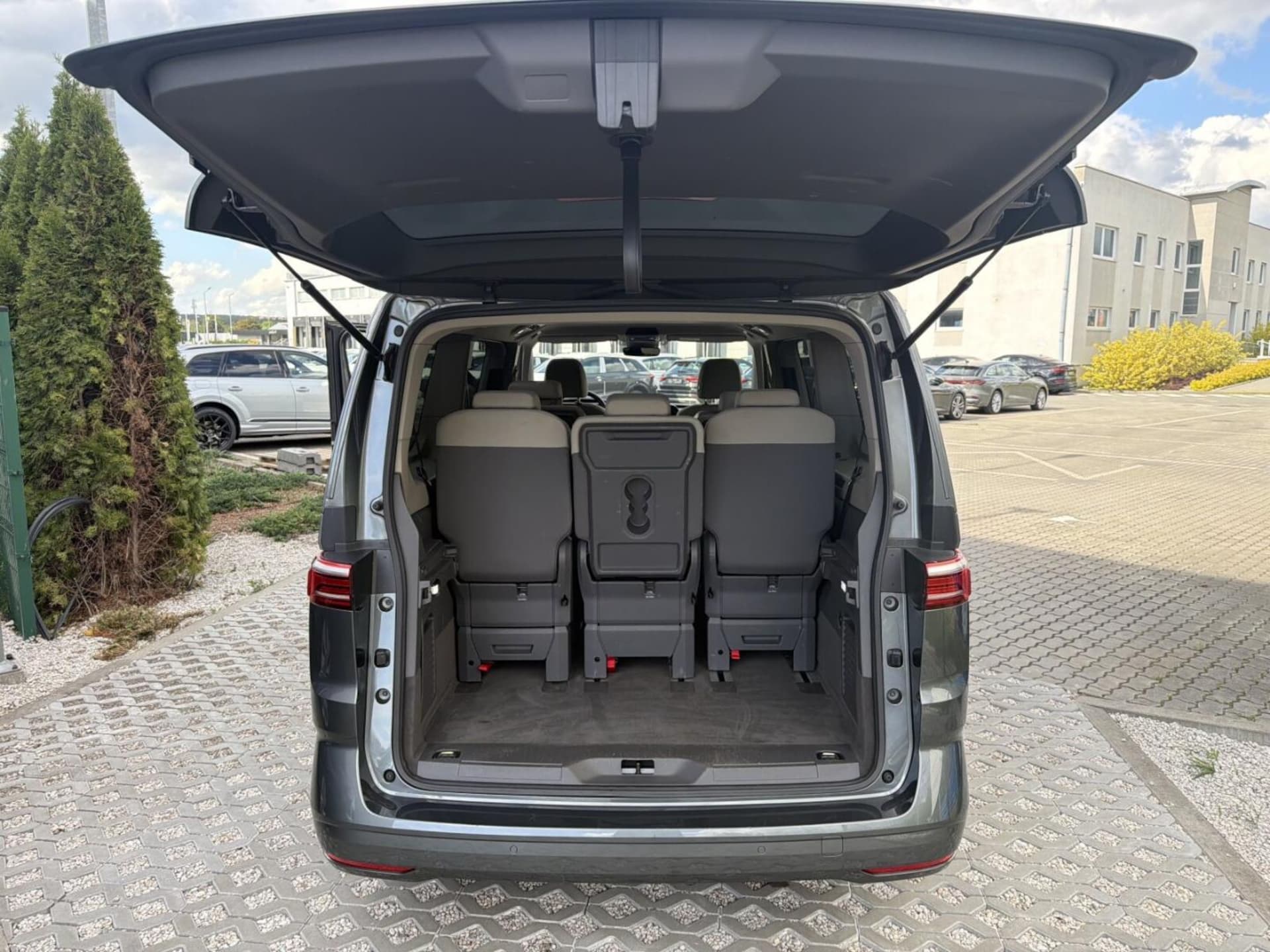 Volkswagen Multivan długi rozstaw osi Life