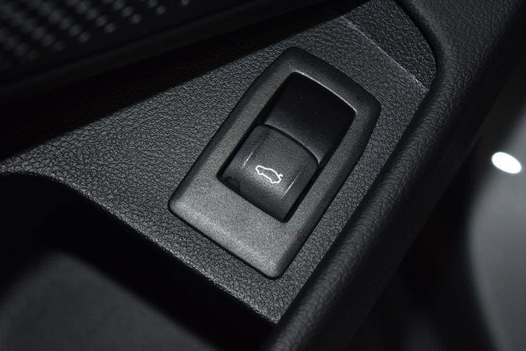2025 BMW 3 Series 330i - Photo 7