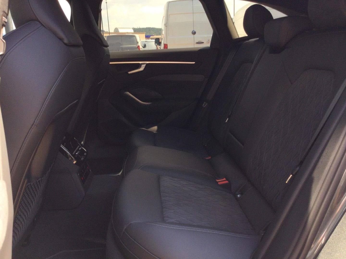 Image about Audi A6 Avant Edition one Bianco Ghiaccio o Grigio Daytona TDI quattro 150 kWS tronic