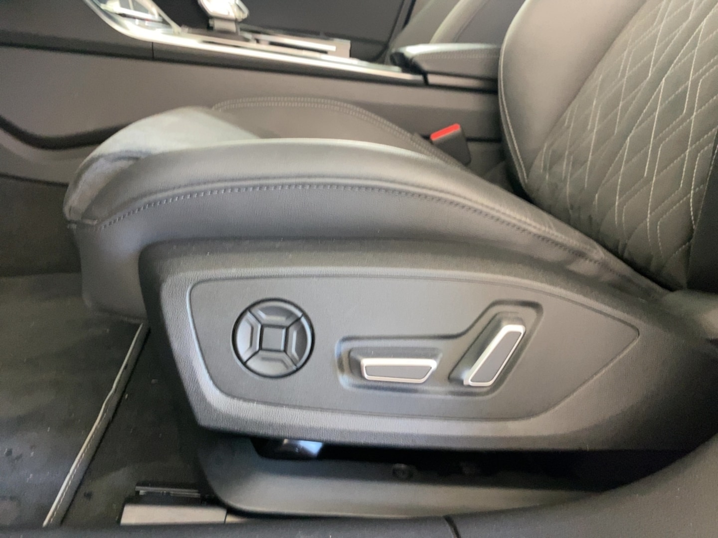 Bild über Audi S6 Avant TDI quattro tiptronic - für weitere Informationen kontaktieren Sie den Audi Partner