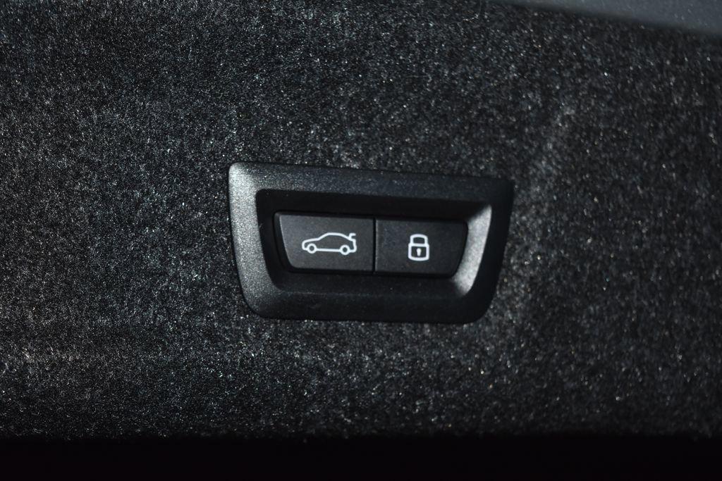 2025 BMW 3 Series 330i - Photo 29
