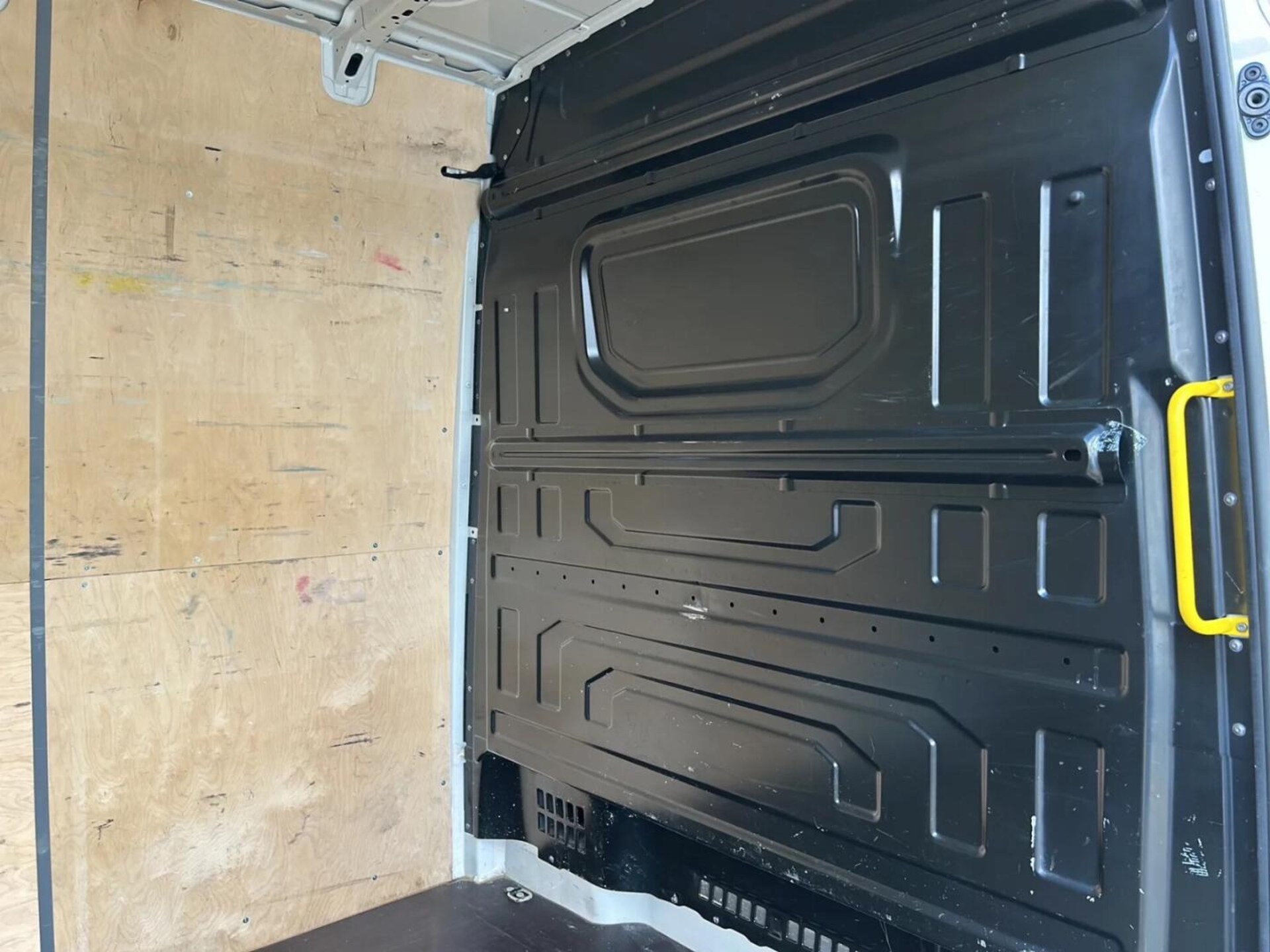 Volkswagen Crafter Furgon średni rozstaw osi