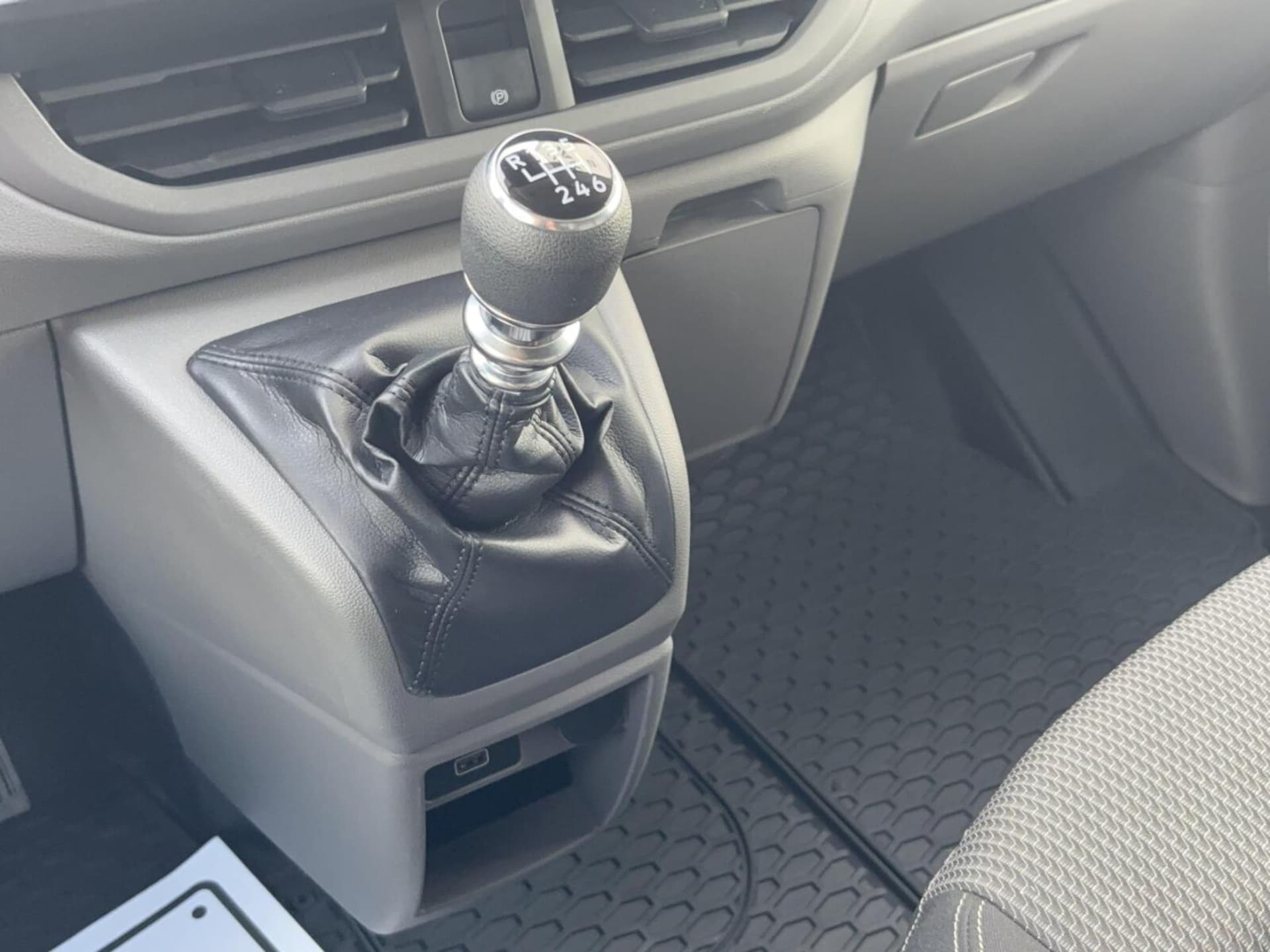 Volkswagen Transporter Furgon długi rozstaw osi