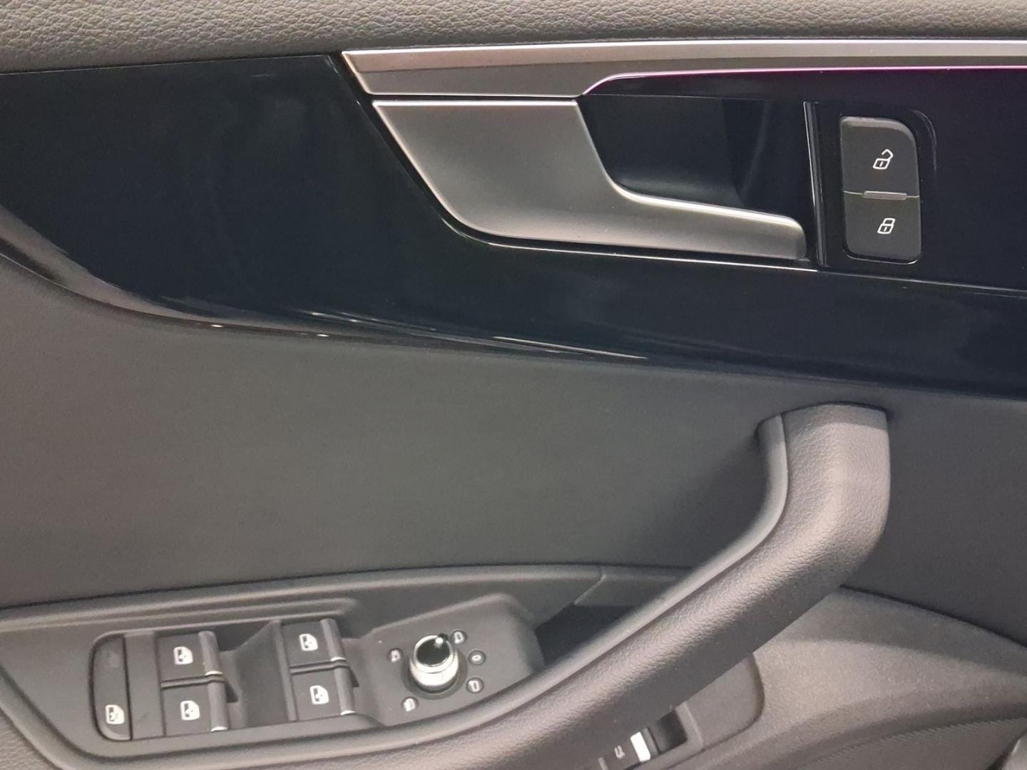 Bild über Audi A4 Avant S line 40 TFSI quattro S tronic - für weitere Informationen kontaktieren Sie den Audi Partner