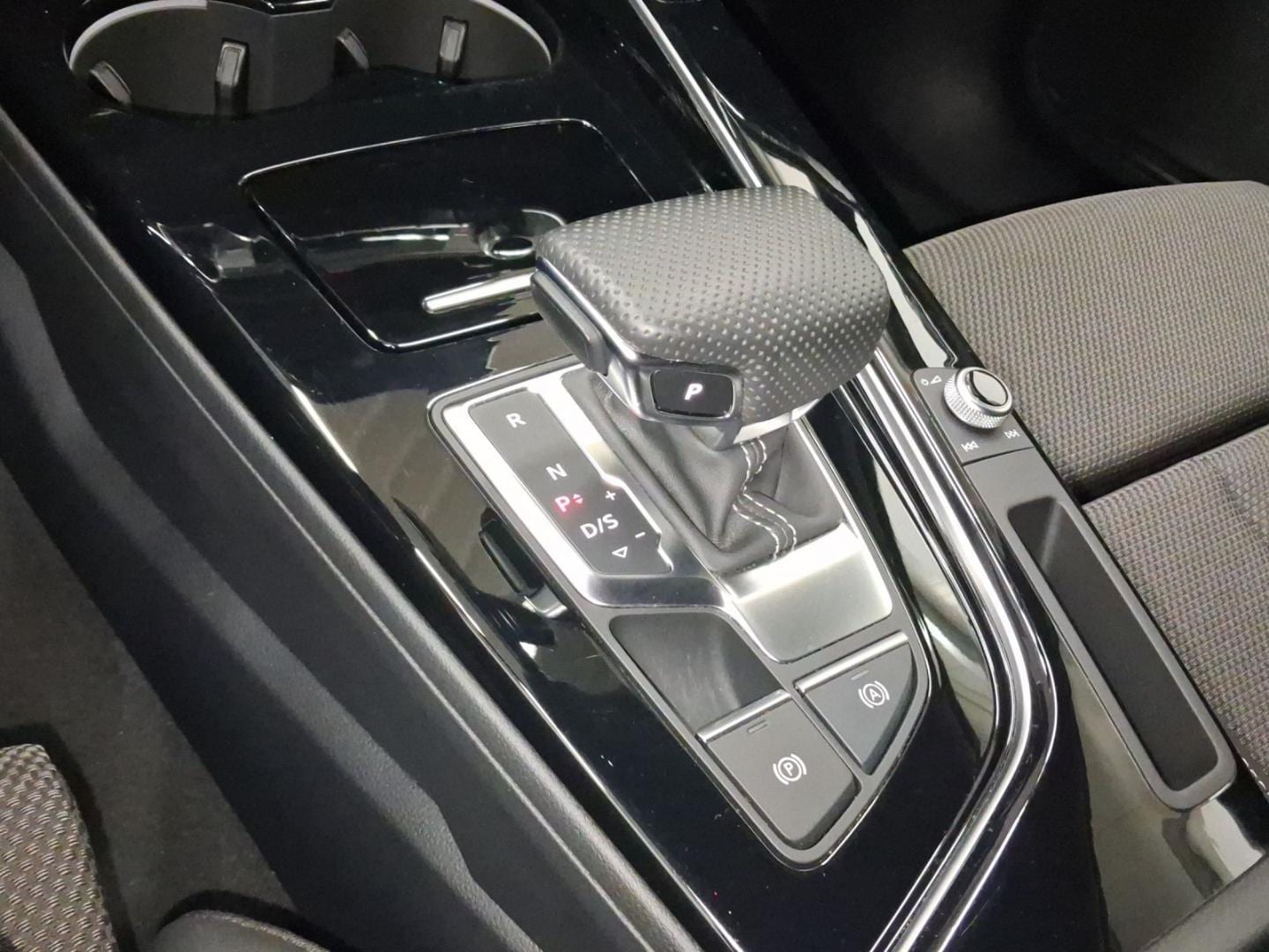 Bild über Audi A4 Avant S line 40 TFSI quattro S tronic - für weitere Informationen kontaktieren Sie den Audi Partner