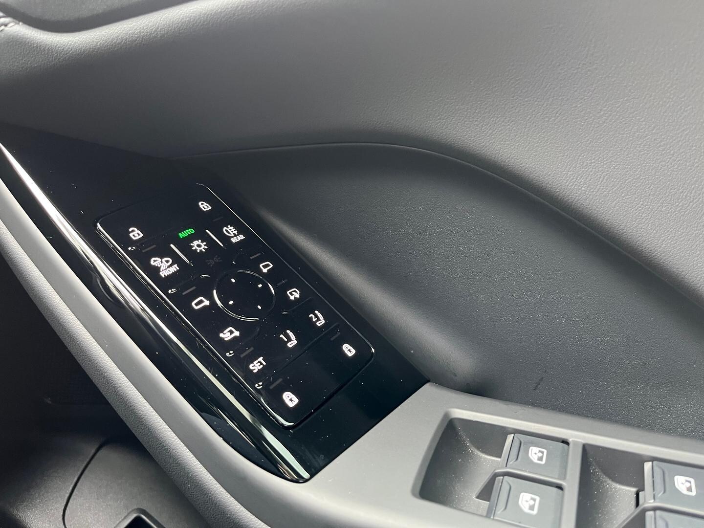 Image about Audi Q6 SUV e-tron e-tron