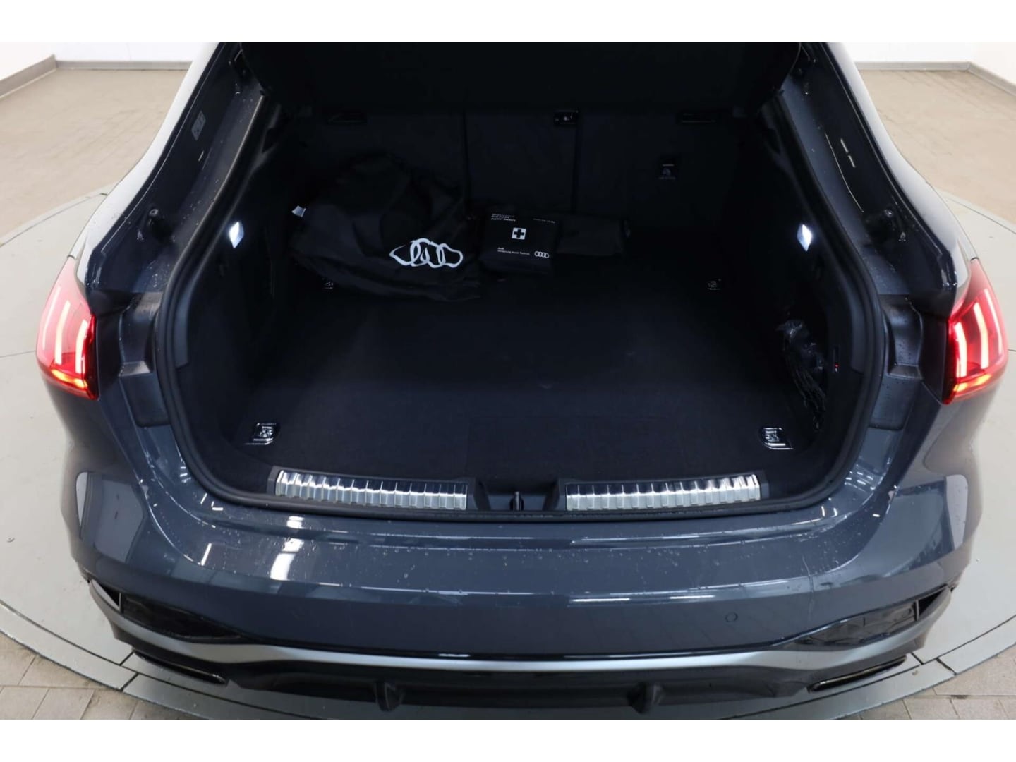 Bild über Audi A5 Limousine e-hybrid e-hybrid quattro 220 kW S tronic - für weitere Informationen kontaktieren Sie den Audi Partner