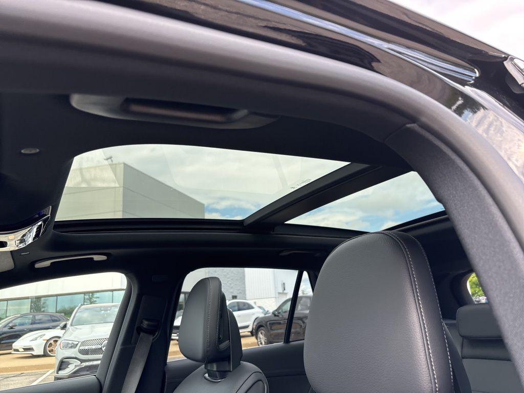 2025 Mercedes-Benz GLC Base - Photo 5