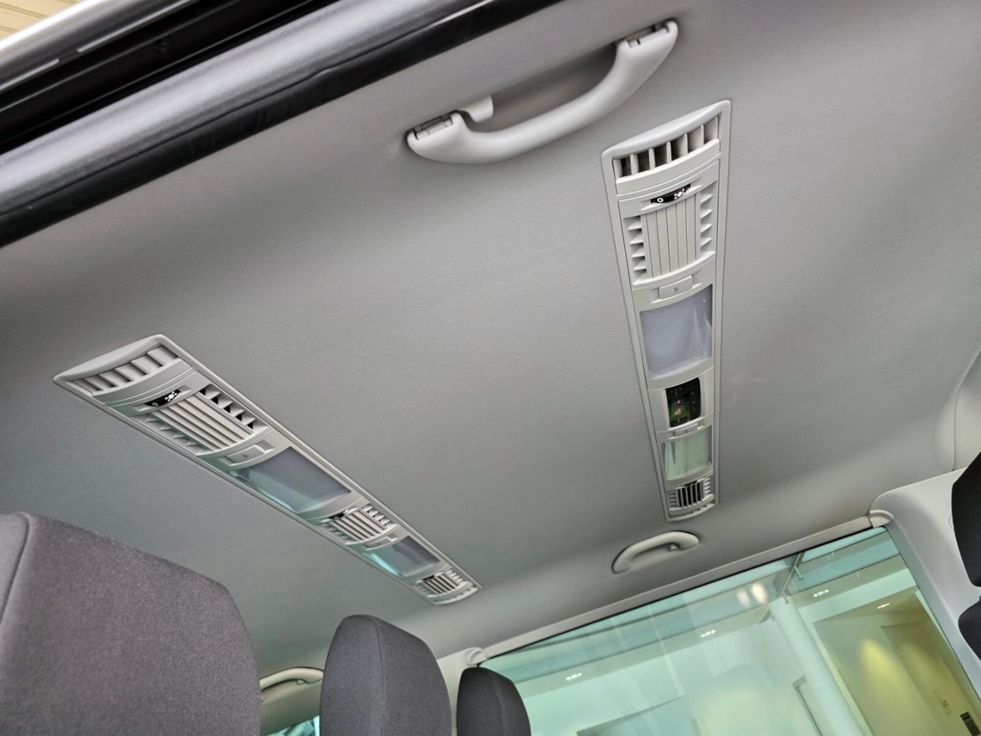 Volkswagen Caravelle 6.1 długi roztaw osi S