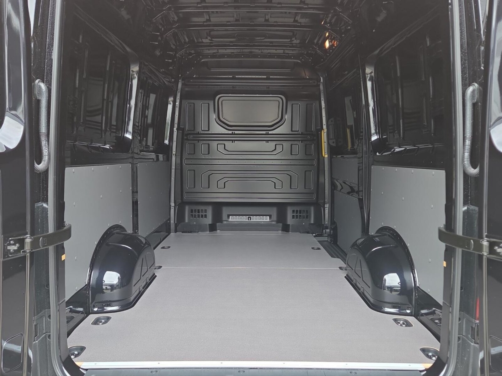 Volkswagen Crafter Kasten mittlerer Radstand – Bild 11
