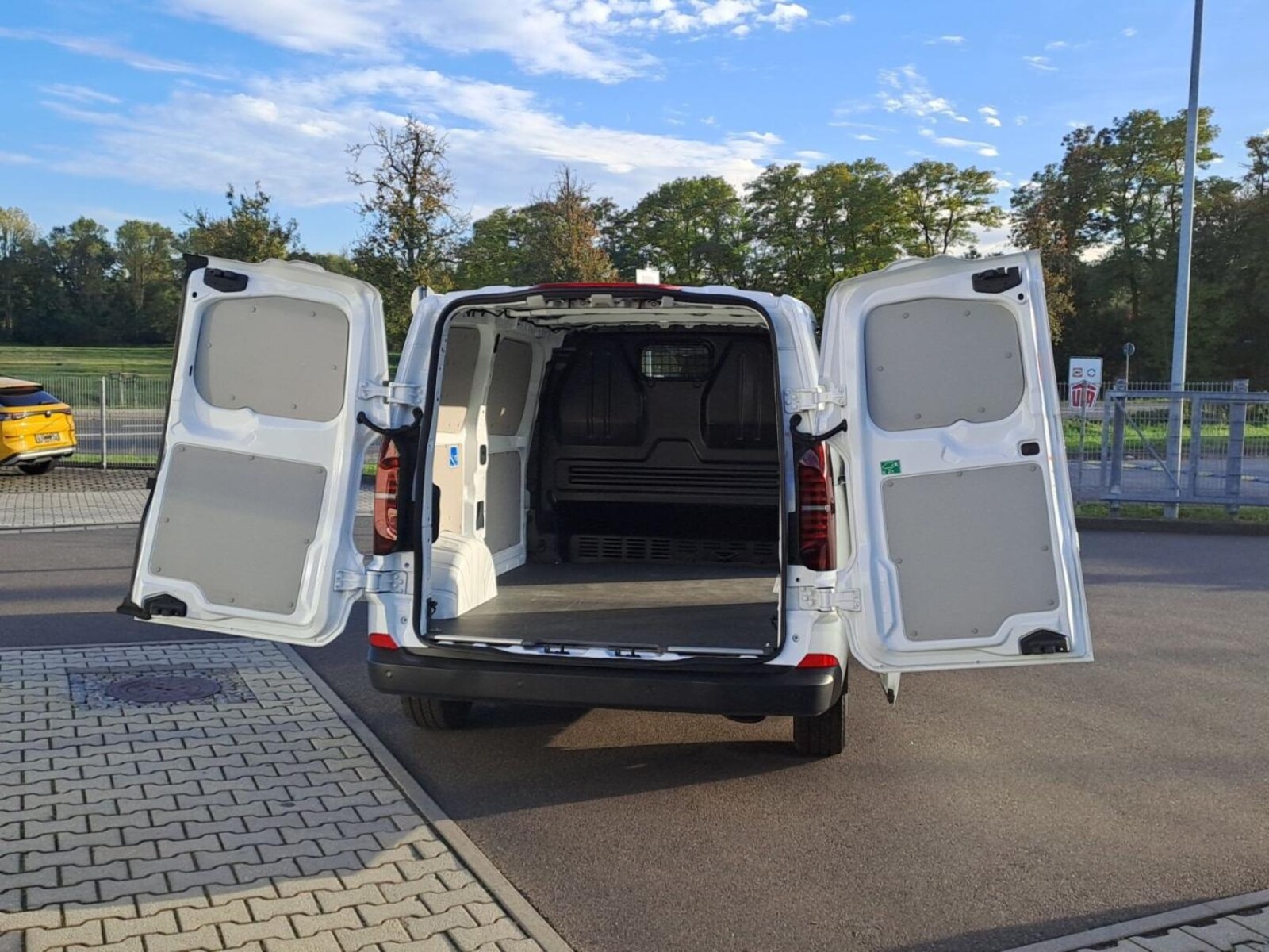Volkswagen Transporter Kasten kurzer Radstand – Bild 16