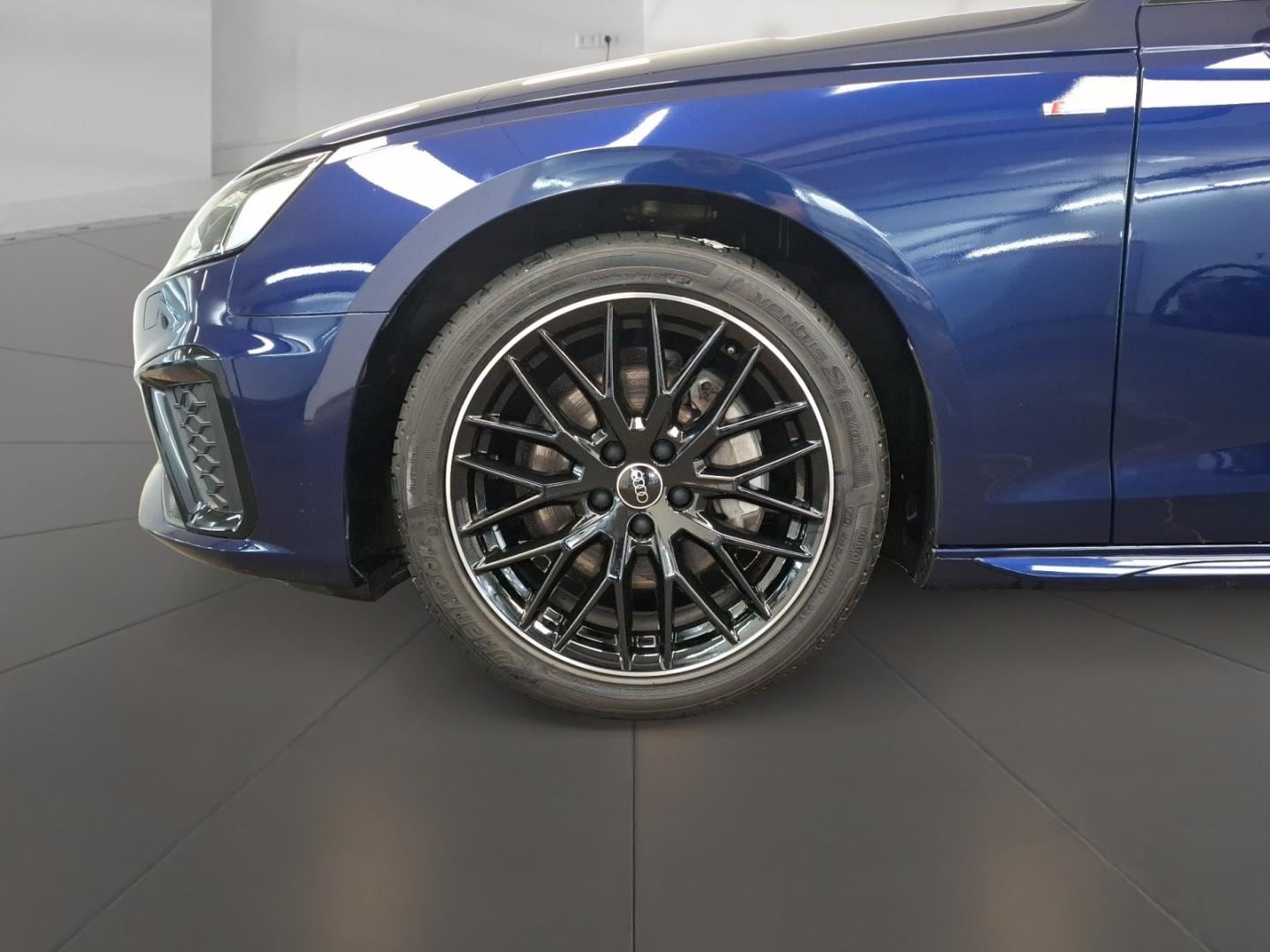 Bild über Audi A4 Avant S line 40 TFSI S tronic - für weitere Informationen kontaktieren Sie den Audi Partner