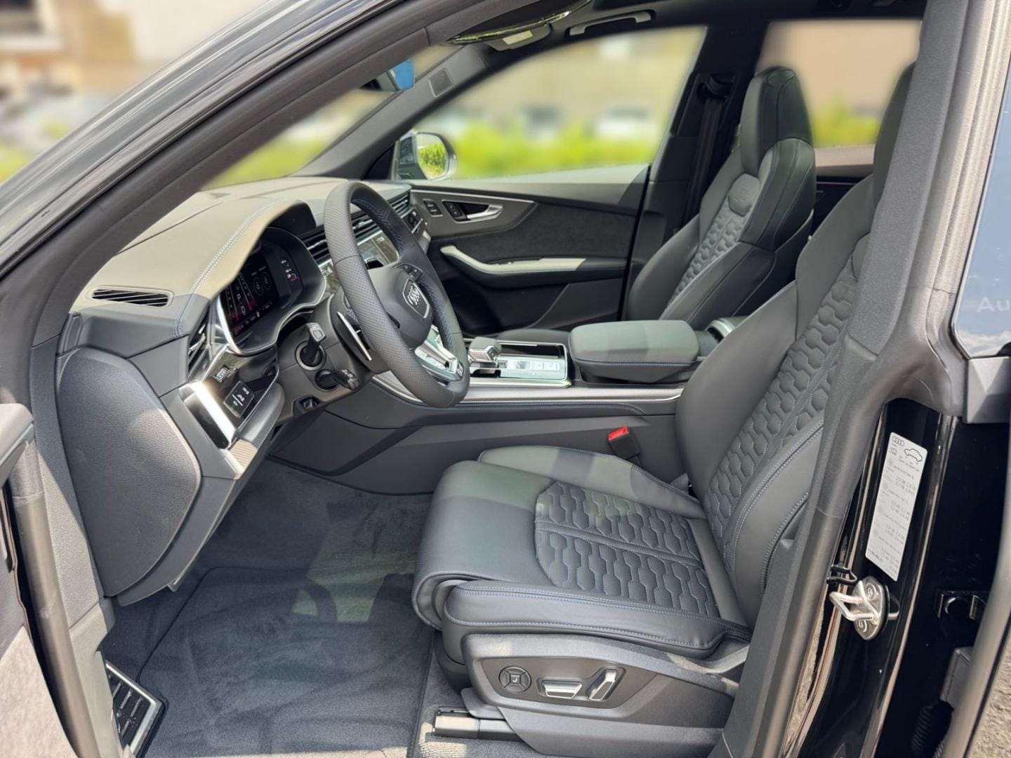 Bild über Audi RS Q8 SUV TFSI quattro 471 kW tiptronic - für weitere Informationen kontaktieren Sie den Audi Partner
