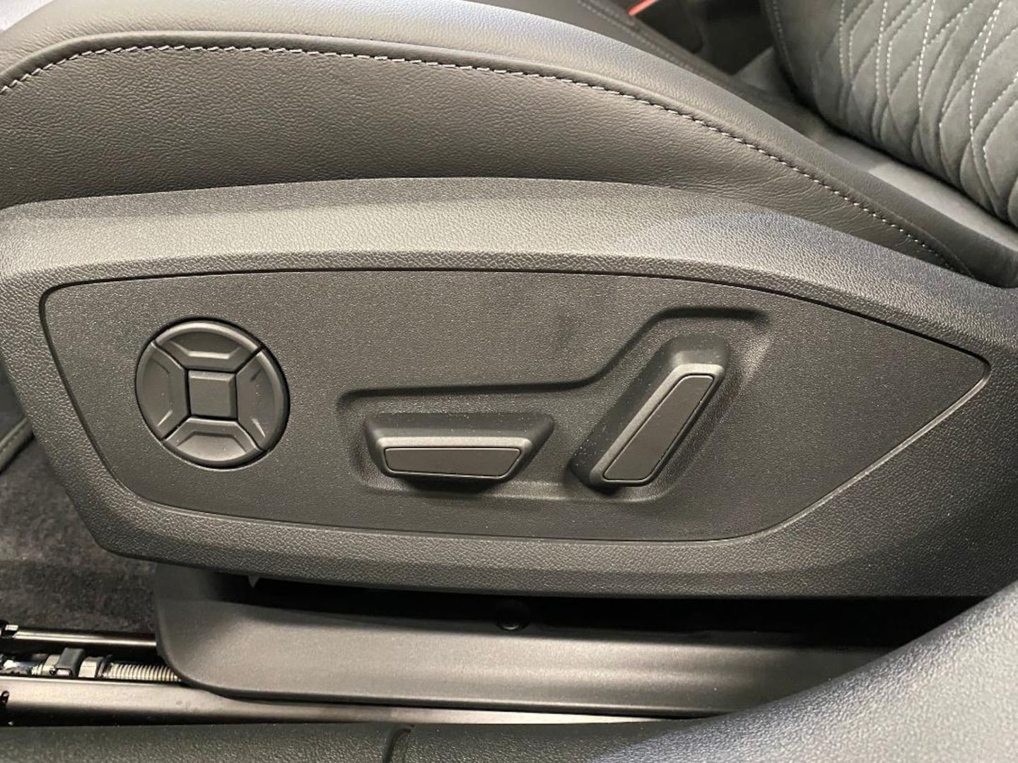Bild über Audi A5 Avant e-hybrid e-hybrid quattro 270 kW S tronic - für weitere Informationen kontaktieren Sie den Audi Partner