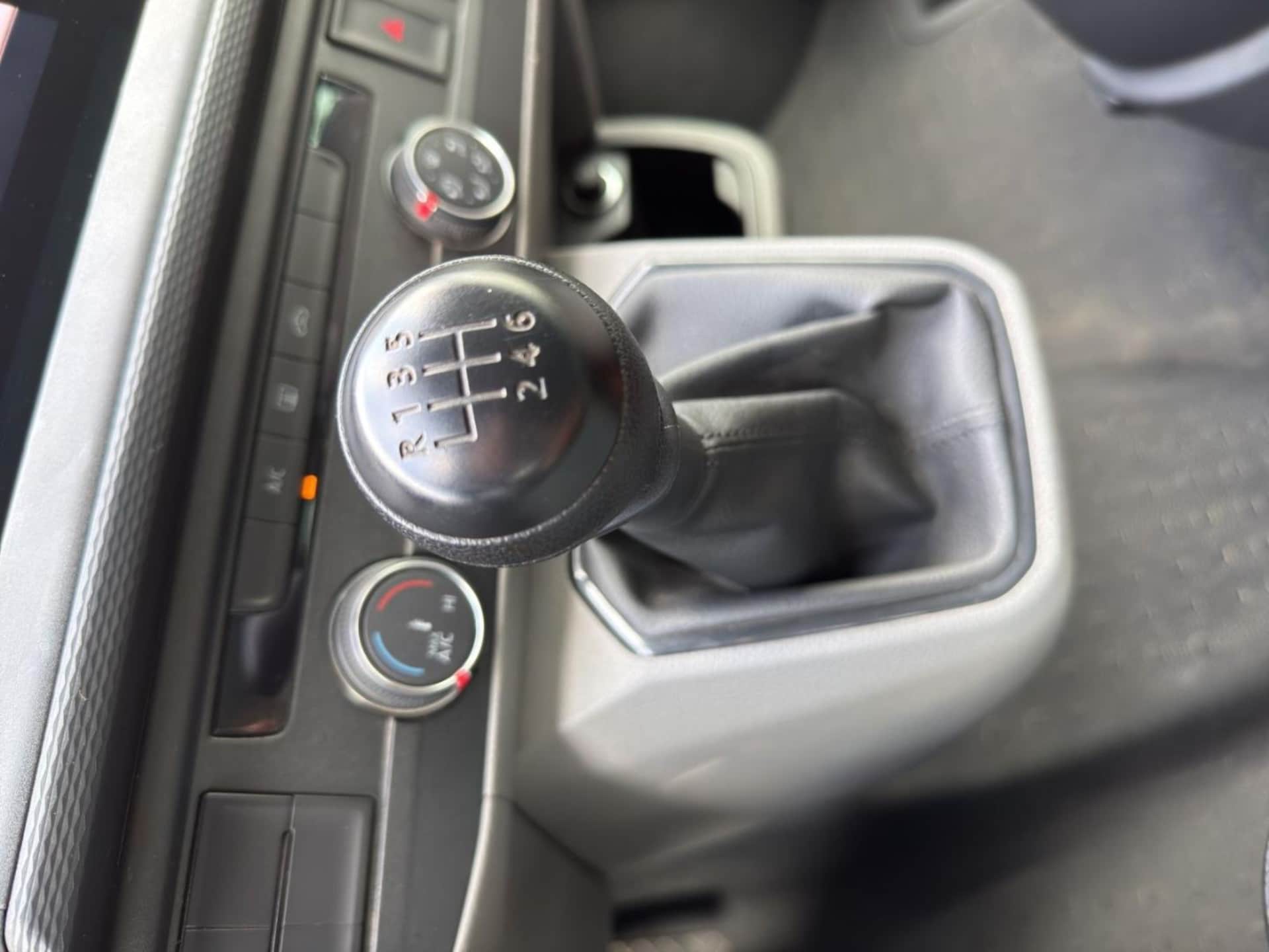 Volkswagen T6.1 Transporter Kombi langer Radstand