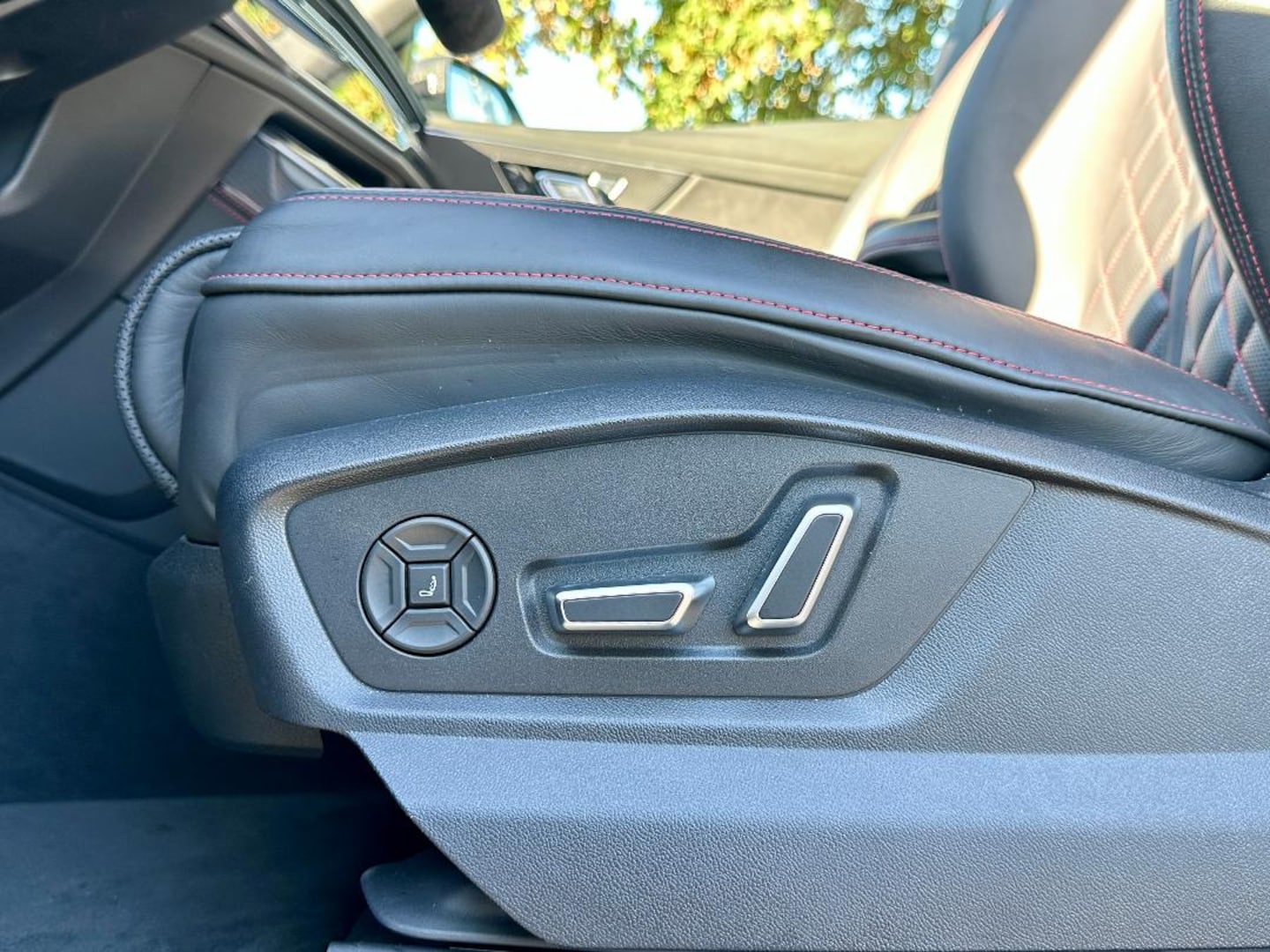 Bild über Audi SQ8 SUV TFSI quattro tiptronic - für weitere Informationen kontaktieren Sie den Audi Partner