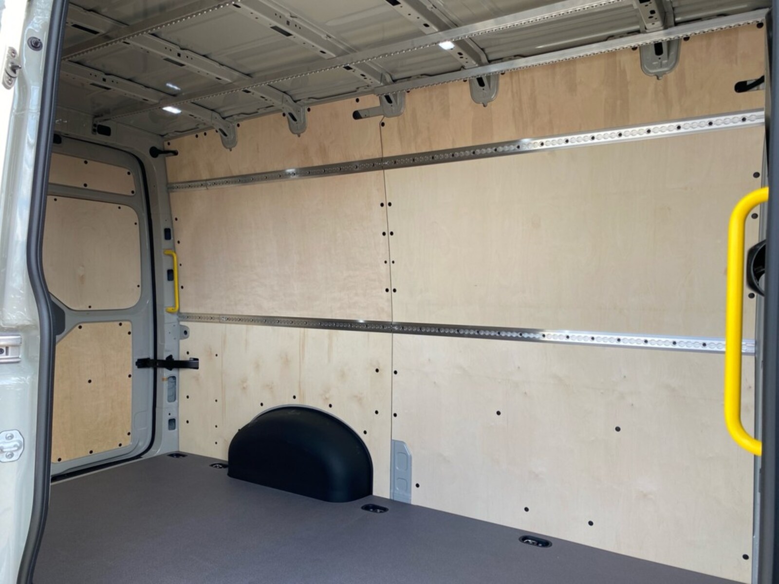 Volkswagen Crafter Kasten mittlerer Radstand – Bild 6